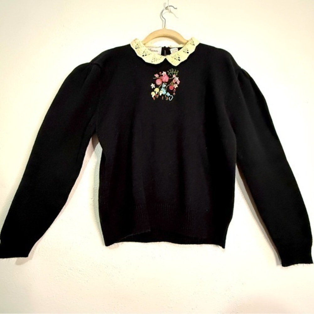 Stevemor black embroidered sweater w/detachable crocheted collar. Sz L. Preowned